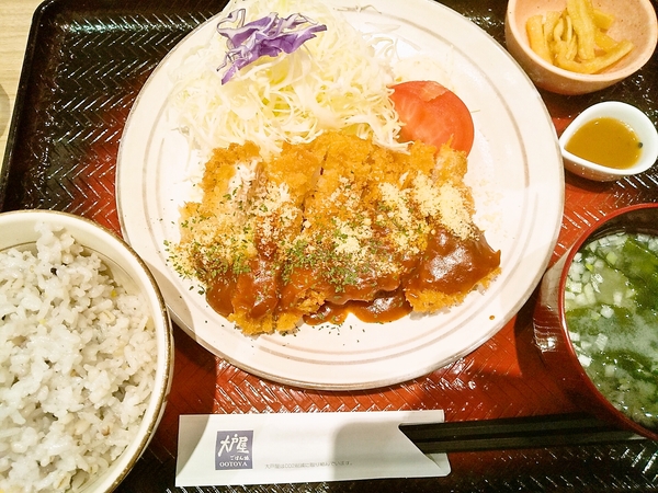 大戸屋のデミグラスチキンカツ定食
