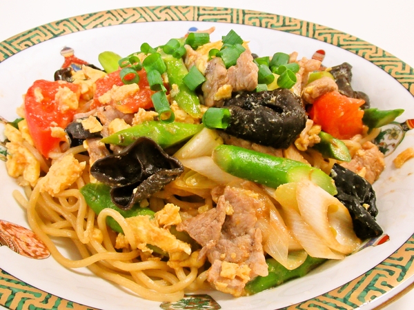 きくらげとトマトの卵炒めのせ焼きそば