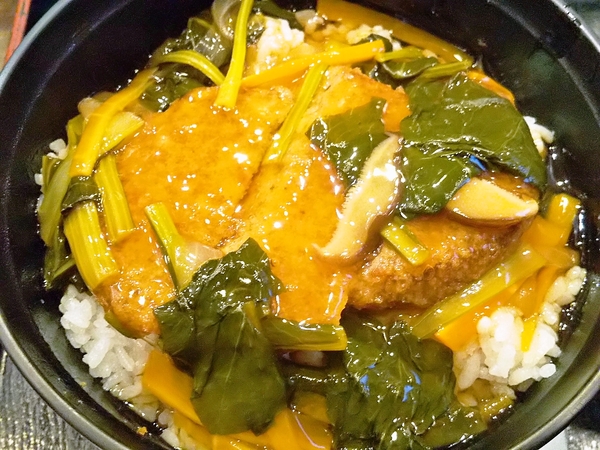 料理店の和風メンチカツ丼