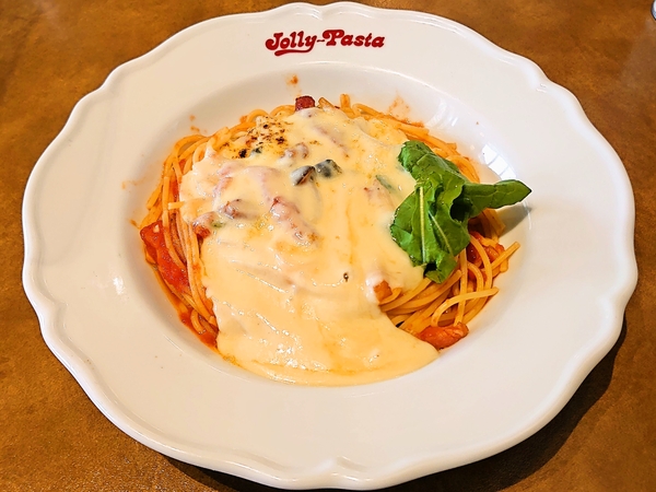 ラクレットチーズとベーコン・ルッコラのトマトソース