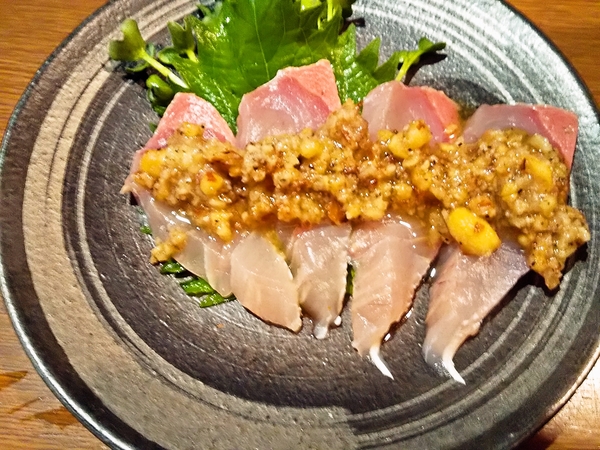 ヒラマサの燻製ナッツ掛け