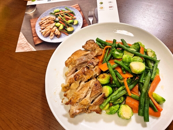 バター仕立ての芽キャベツとインゲンを添えたタイム香るチキンソテー