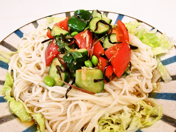 トマトときゅうりと枝豆の塩昆布和えそうめん