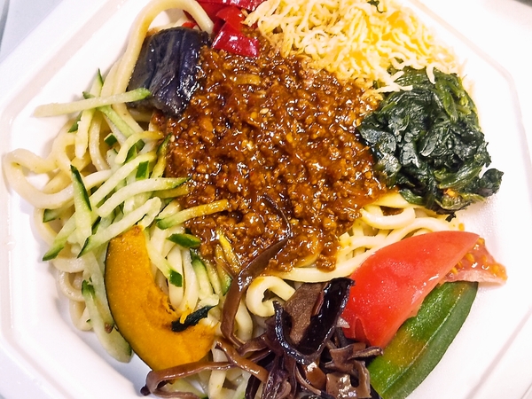 具沢山のジャージャー麵