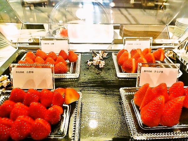 クラブラウンジにて♪イチゴ４種類