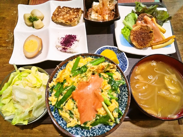 ニラ玉丼定食