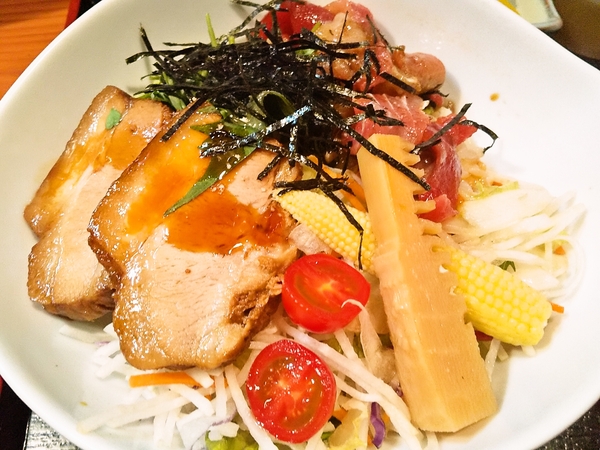 チャーシューとマグロ漬けの二色丼