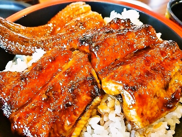 上うなぎ丼　３切れとご飯の中にもう１切れで一匹分♪