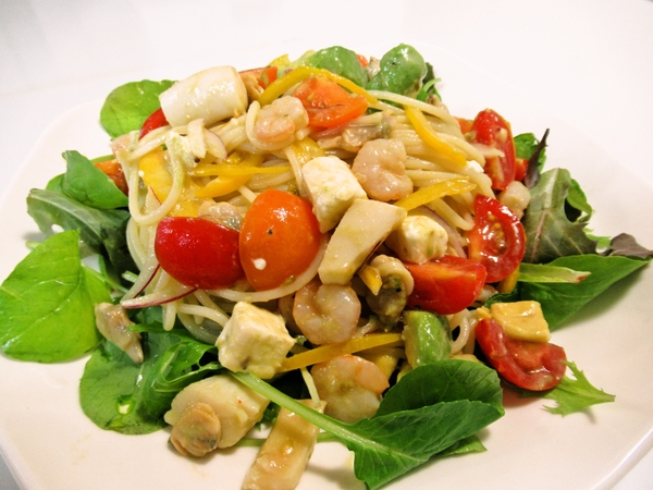 魚介とアボカドとチーズの冷製パスタ