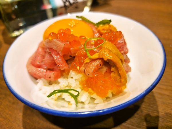 和牛ユッケ海鮮丼