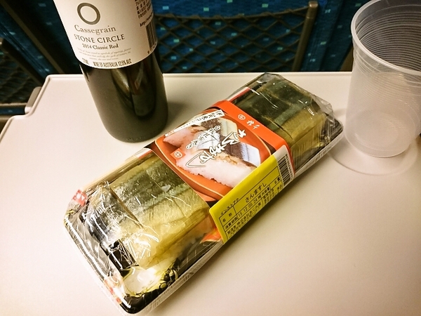 さんますしに赤ワイン