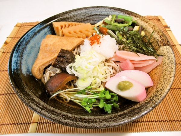 冷やし山菜きつね蕎麦