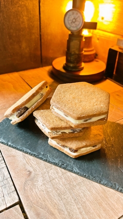 アカシア甘露蜜に漬け込んだレーズンを使用したTAKISSAのバターサンド