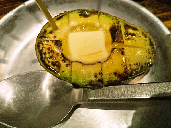 アボカドの炭火バター焼き