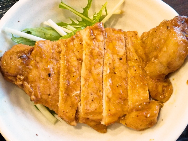 皿からはみ出るトンテキ