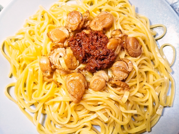 ベビー帆立の燻製オイル漬けとドライトマトスプレットのパスタ