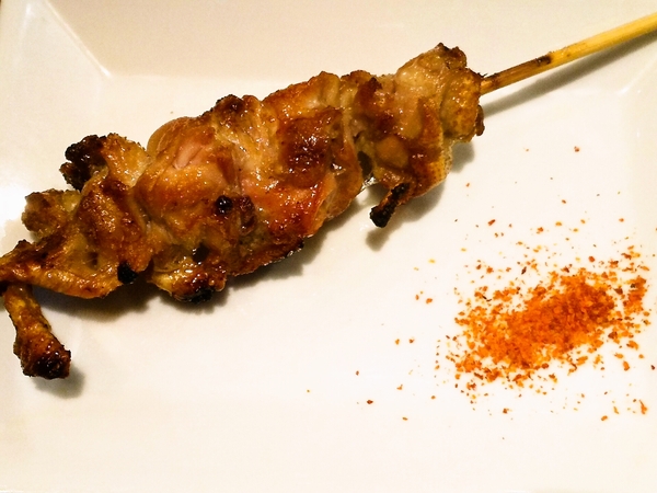 外カリカリ中ジューシーな鶏皮串