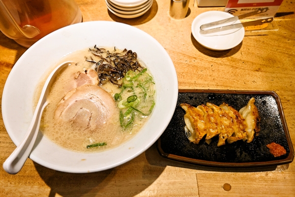 一風堂で白丸元味と博多一口餃子（ハーフ）