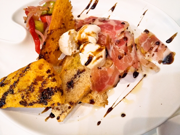 生ハムとモッツァレラチーズに天然酵母パン添え