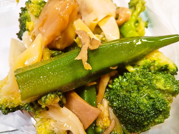 オクラ、ブロッコリー、キノコの和え物