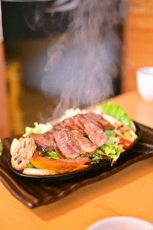 鹿のレアステーキ