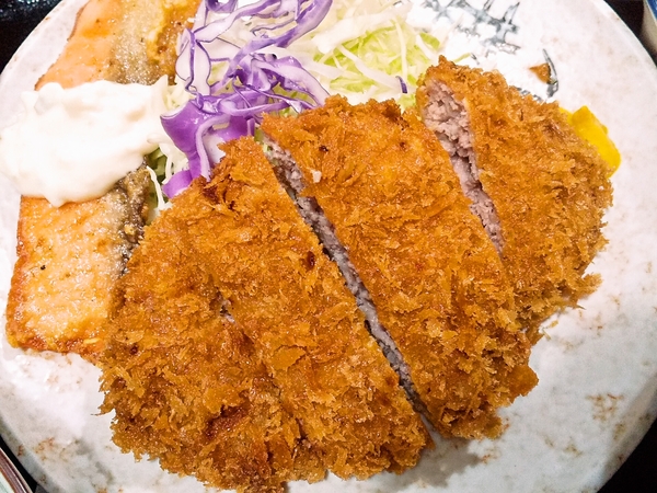 洋食店のメンチ&鮭バターグリルセット