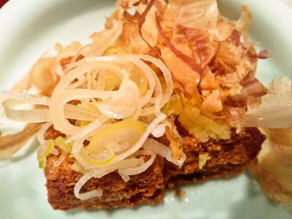 揚げたての厚揚げ