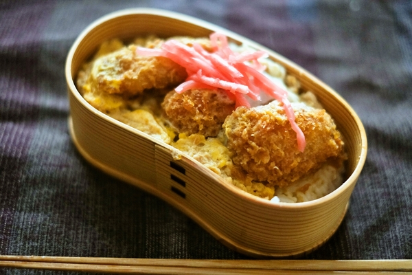 地味にカキフライ卵とじ弁当