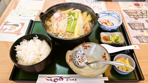 ともしげ＠京都・福知山の豚と鶏と豆腐と野菜の寄せ鍋定食