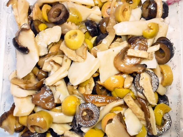 成城石井のキノコとオリーブのマリネ