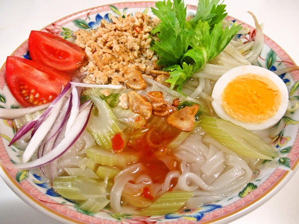 鶏ひき肉とセロリのフォー