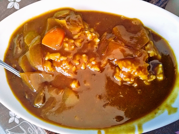 市場の食堂の牛すじカレー