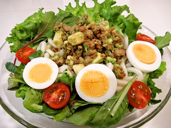 アボカドと肉味噌のサラダうどん