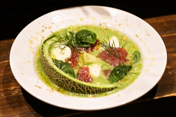マグロとモッツアレラのメロンガスパチョ