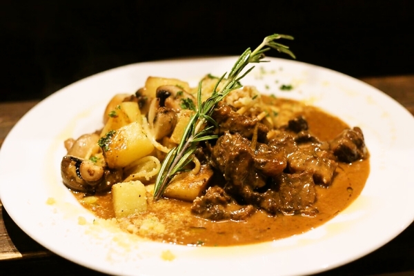 牛頬肉のデミグラス煮込み